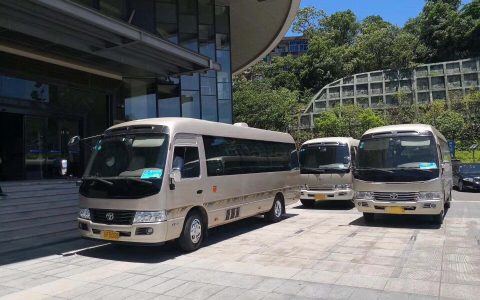 带桌子商务考斯特(16至19座)
